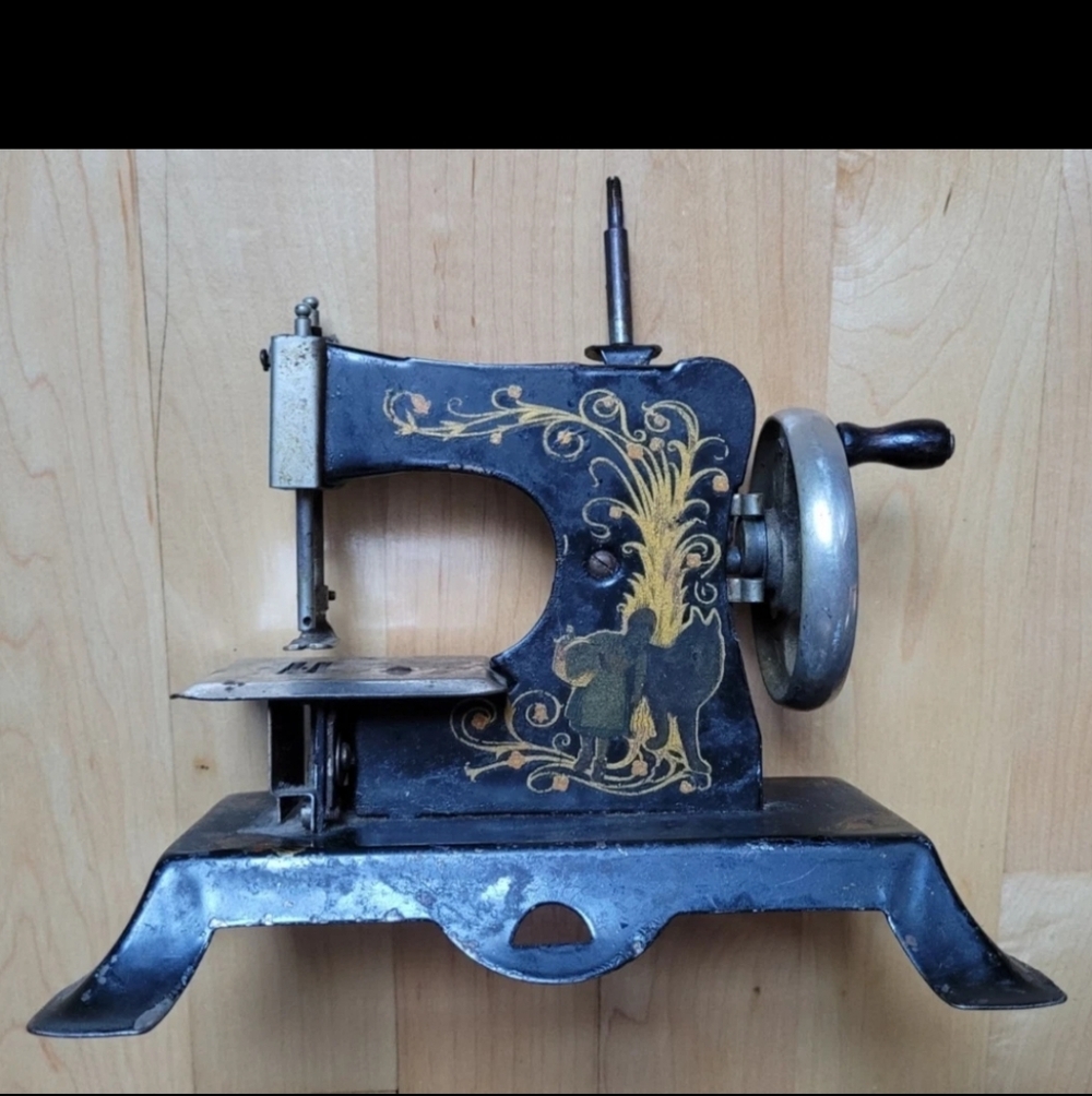 Casige 1930s German Vintage Sewing Machine Model 25, Little Red Riding Hood/Wolf